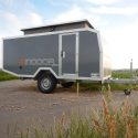 Offroad-Caravan X-Indoor / Produkt: Offroad-Wohnkabine auf Einachser-Fahrgestell / Hubdach