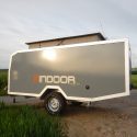 Offroad-Caravan X-Indoor / Produkt: Offroad-Wohnkabine auf Einachser-Fahrgestell / Hubdach