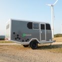 Offroad-Caravan X-Indoor / Produkt: Offroad-Wohnkabine auf Einachser-Fahrgestell / Schlafhubdach und Stehhöhe