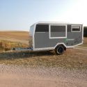 Offroad-Caravan X-Indoor / Produkt: Offroad-Wohnkabine auf Einachser-Fahrgestell / Schlafhubdach und Stehhöhe