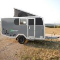 Offroad-Caravan X-Indoor / Produkt: Offroad-Wohnkabine auf Einachser-Fahrgestell / Schlafhubdach und Stehhöhe