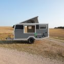Offroad-Caravan X-Indoor / Produkt: Offroad-Wohnkabine auf Einachser-Fahrgestell / Schlafhubdach und Stehhöhe