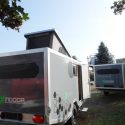 Offroad-Caravan X-Indoor / Produkt: Offroad-Wohnkabine auf Einachser-Fahrgestell / Schlafhubdach und Stehhöhe