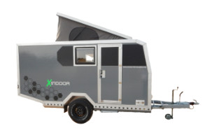 Offroad-Caravan X-Indoor / Produkt: Offroad-Wohnkabine auf Einachser-Fahrgestell / Schlafhubdach und Stehhöhe