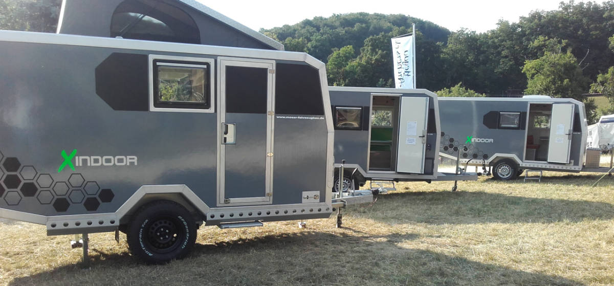 Offroad-Caravan X-Indoor / Produkt: Offroad-Wohnkabine auf Einachser-Fahrgestell / Schlafhubdach und Stehhöhe