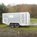 Offroad-Wohnanhänger / Produkt: Tandem-Wohnanhänger mit Unterfahrschutz und Ersatzradhalter