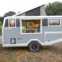 Offroad-Caravan X-Indoor / Produkt: Offroad-Wohnkabine auf Einachser-Fahrgestell / Schlafhubdach und Fahrradträger