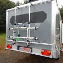 Offroad-Caravan X-Indoor / Produkt: Offroad-Wohnkabine auf Einachser-Fahrgestell / Schlafhubdach und Fahrradträger