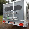 Offroad-Caravan X-Indoor / Produkt: Offroad-Wohnkabine auf Einachser-Fahrgestell / Schlafhubdach und Fahrradträger