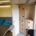 Offroad-Caravan X-Indoor / Produkt: Offroad-Wohnkabine auf Einachser-Fahrgestell / Schlafhubdach und Fahrradträger