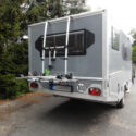 Offroad-Caravan X-Indoor / Produkt: Offroad-Wohnkabine auf Einachser-Fahrgestell / Modell mit Fahrradträger am Heck
