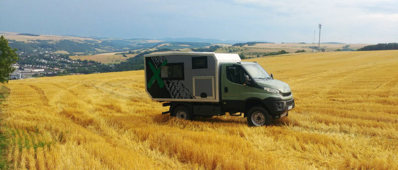 Wohnkabinen / Offroad-LKW - Basis: Iveco Daily 4x4 Scam mit Heckklappe als Eingangstür