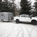 Offroad-Caravan X-Indoor / Produkt: Offroad-Wohnkabine auf Einachser-Fahrgestell / Modell Schweiz XL mit Zulassung für die Schweiz mit hochklappbaren Unterfahrschutz