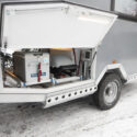 Offroad-Caravan X-Indoor / Produkt: Offroad-Wohnkabine auf Einachser-Fahrgestell / Modell Schweiz XL mit Zulassung für die Schweiz mit hochklappbaren Unterfahrschutz