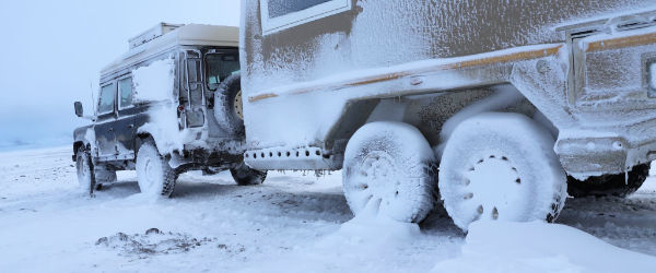 Offroad-Wohnanhänger / Produkt: Tandem-Wohnanhänger in schmaler Ausführung für Land Rover Defender