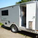 Offroad-Caravan X-Indoor / Produkt: Offroad-Wohnkabine auf Einachser-Fahrgestell mit Mover / Schlafhubdach und Fahrradträger