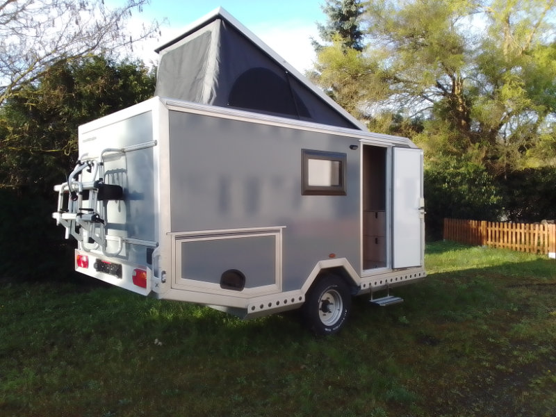 Offroad-Caravan X-Indoor / Produkt: Offroad-Wohnkabine auf Einachser-Fahrgestell mit Schlafhubdach