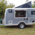 Offroad-Caravan X-Indoor / Produkt: Offroad-Wohnkabine auf Einachser-Fahrgestell mit Schlafhubdach